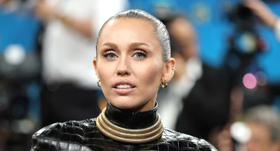 Miley Cyrus revela o distúrbio vocal de sua voz ‘super singular’, e por que ele não conserta