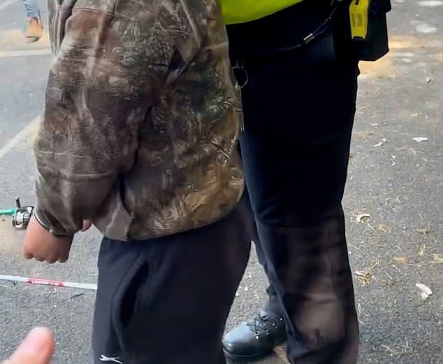 Momento da polícia prenda e algema dois garotos de 10 anos “como uma mãe furiosa culpa o poder de” puro abuso de poder “ao levar a Appleby Horse Fair