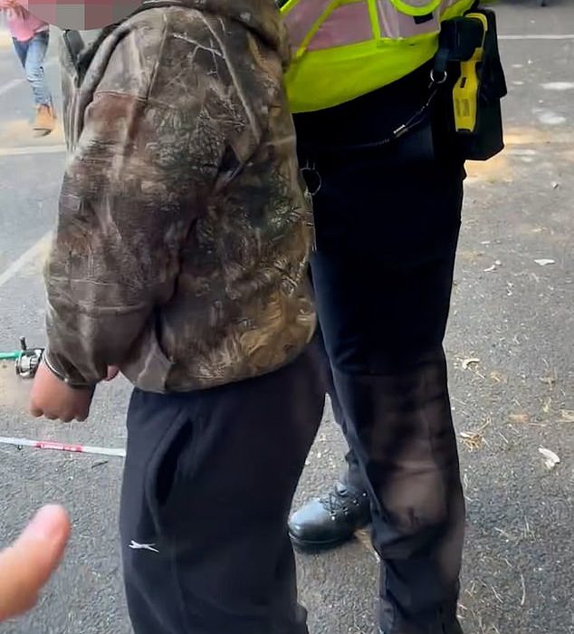 Momento da polícia prenda e algema dois garotos de 10 anos “como uma mãe furiosa culpa o poder de” puro abuso de poder “ao levar a Appleby Horse Fair