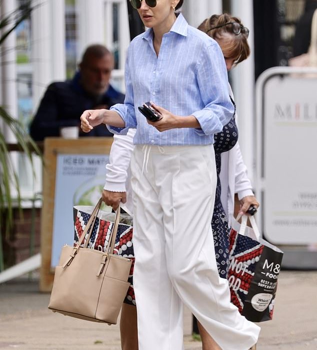 Não é brassico! Michelle Keegan mostra seu apoio à High Street quando é fornecida na M&S local perto de sua mansão de 3,5 milhões de GBP Essex