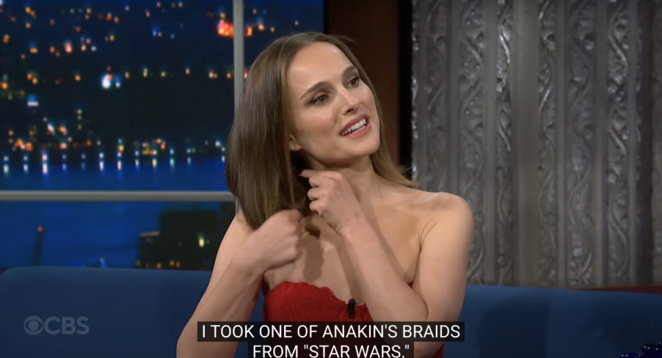 Natalie Portman diz a Stephen Colbert o que ela roubou dos conjuntos de filmes