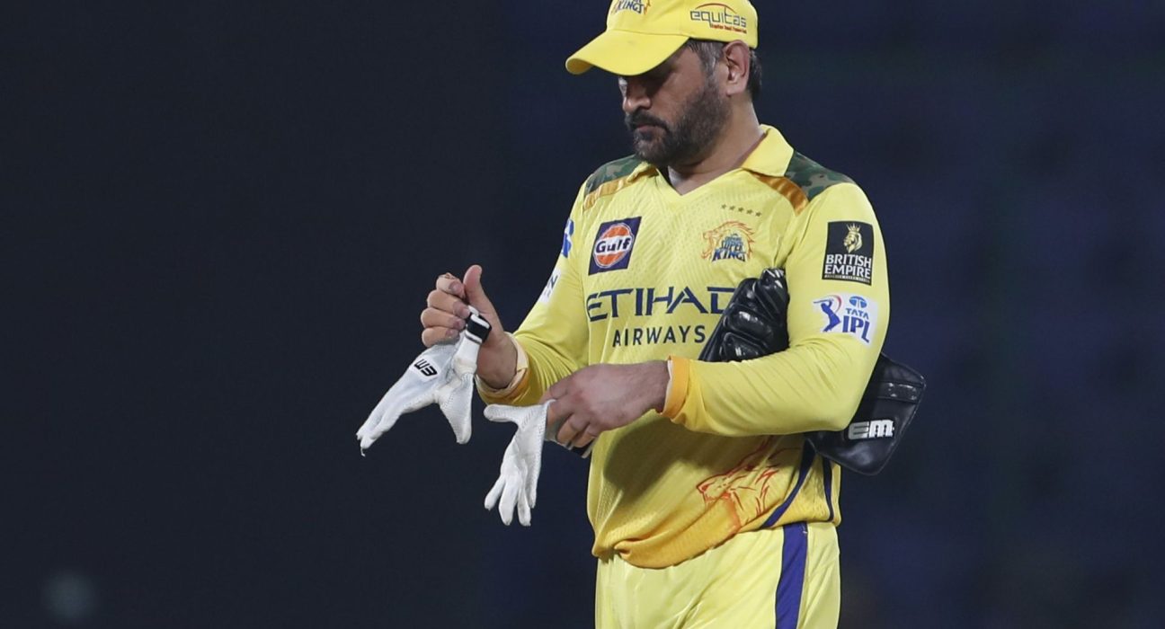 O CSK Bows posa com o IPL 2025 da MS Dhoni VS GT (na figura).