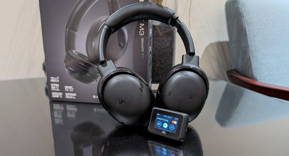 O JBL Tour One M3 são fones de ouvido ricos em emprego com um acessório de mudança de jogo