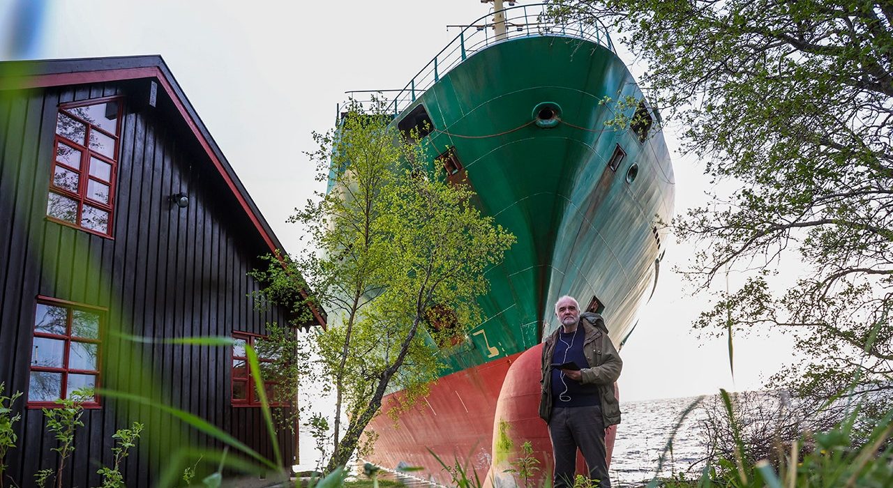 O barco acontece: um homem acorda para encontrar um navio de carga de 443 pés correu em seu jardim
