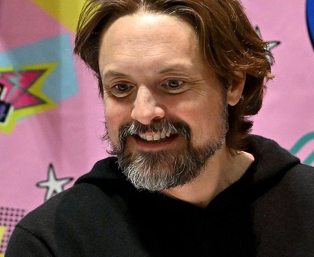 O garoto encontra a estrela mundial Will Friedle Shocks, fãs que anunciam para se tornar um avô