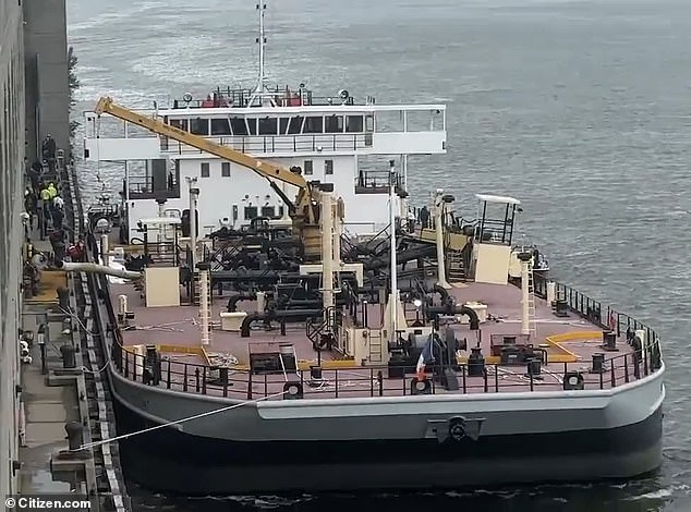 O navio explode no rio Hudson durante a semana da frota em Nova York