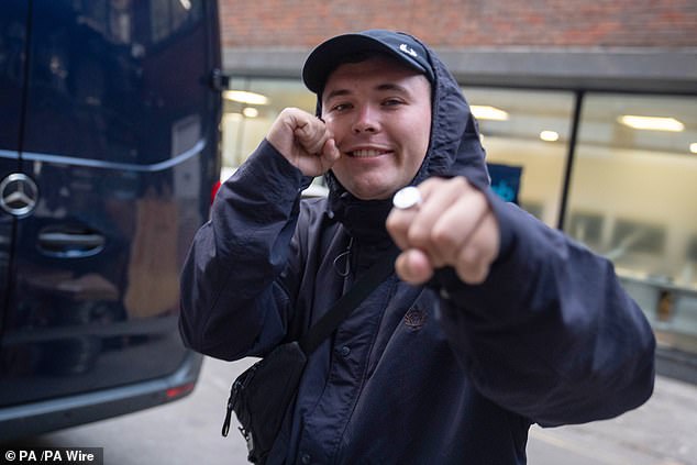 O rapper Kneecap apresenta um desempenho surpreendente anunciado pelo trio irlandês apenas algumas horas depois que o membro foi acusado de um crime terrorista “por retratar uma bandeira para apoiar o Hezbollah”