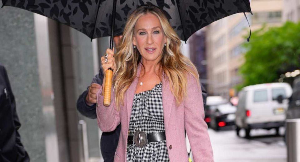 O vestido Gingham de Sarah Jessica Parker parece um verão: ela atinge por US $ 30