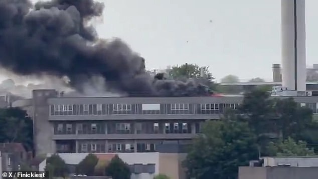 Os bombeiros estão correndo para o Hospital Bristol depois que Blaze explodiu no último andar