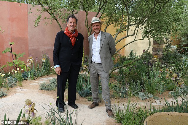 Os fãs do Chelsea Flower Show acusaram a BBC de ser “despertado” no eixo veterano do moderador e o substituiu por duas mulheres