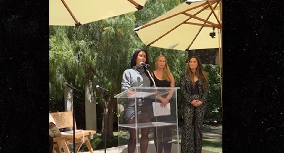 Os graduados de Kim Kardashian continuam sendo uma camada de retração