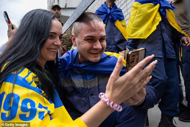 Os soldados ucranianos do baile aceitam as famílias após a última troca de prisioneiros com a Rússia – horas depois que o exército de Putin lançou um enorme ataque ao robô