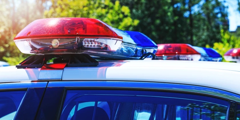 Polícia: Rober incorpora uma bolsa, os colares de uma mulher com crianças perto do alto do outono da prefeitura