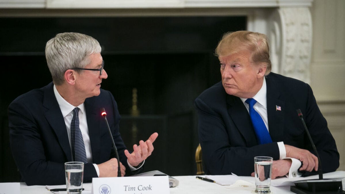 Trump ameaça uma taxa de 25% na Apple na verdade no post social