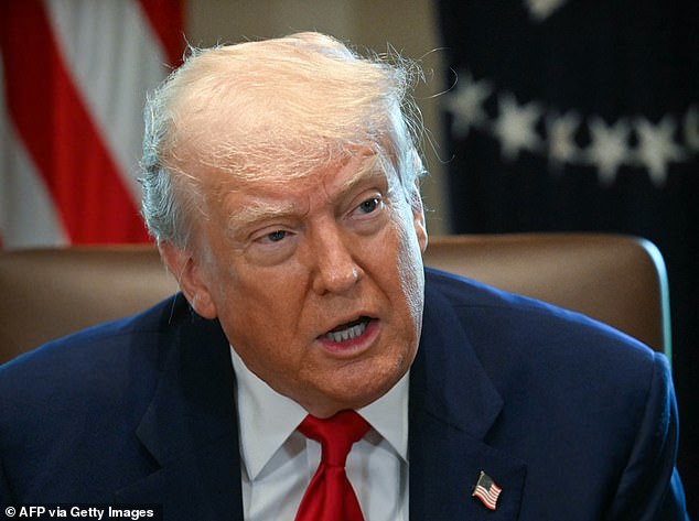 Trump lança as tarifas incapacitantes na Europa “muito complexa” na escalada da nova guerra comercial