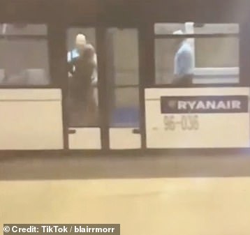 Um momento de mulher britânica “bêbada” é rebocada do vôo da Ryanair e jogada na segurança do chão depois de “ela atacou passageiros e forçou o avião a desviar para Portugal”