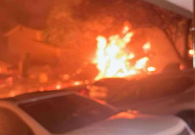 Uma enorme bola de fogo depois que o avião colide com um bairro silencioso em San Diego