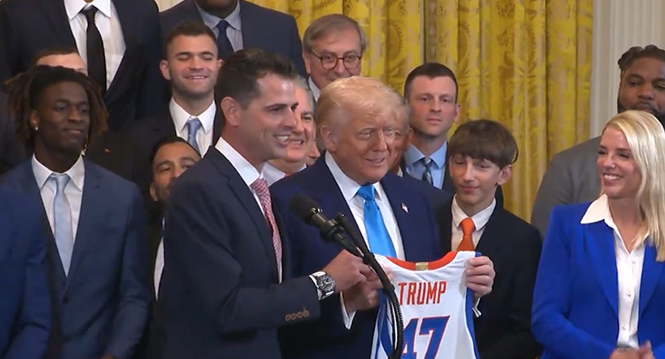 Uma piada do auge do Presidente Trump Barron na visita da casa branca de vermes na casa de Worm-White