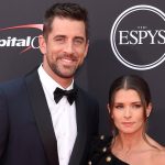 A esposa de Michael Phelps, Nicole, os filhos Beckett reage ao verão nadar com amigos