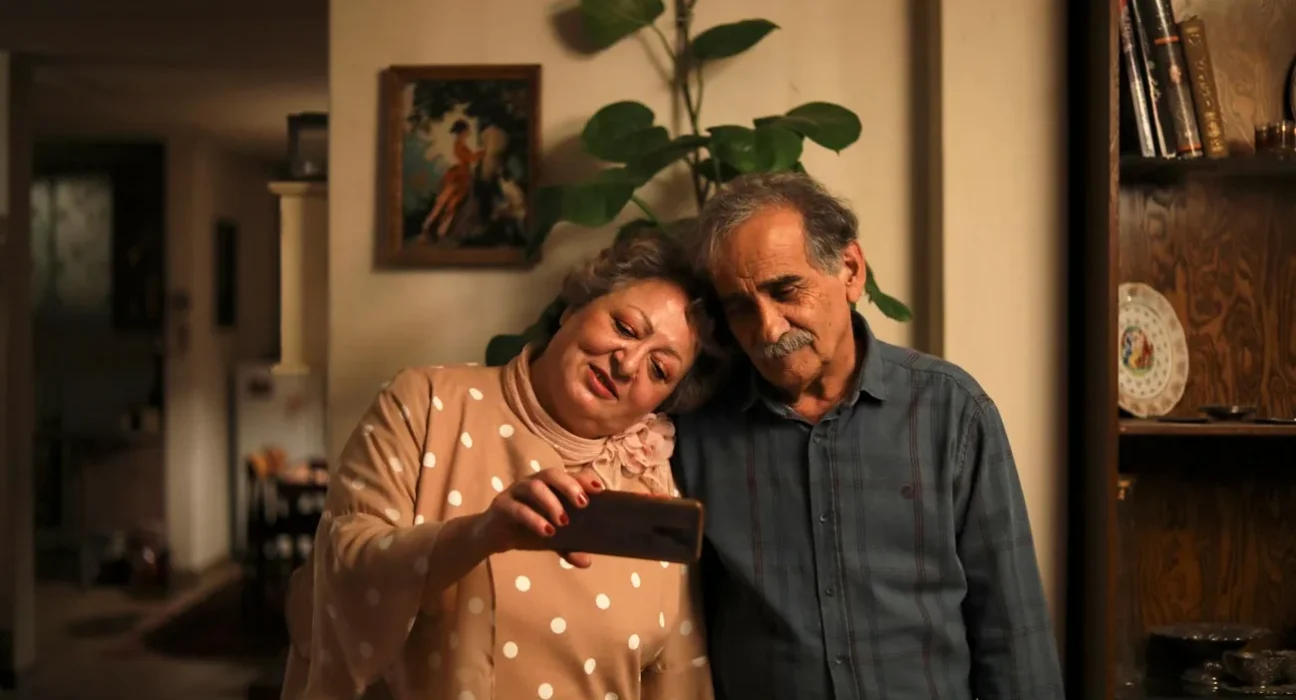 ‘Meu Bolo Favorito’: O filme iraniano com mulher sem hijab que levou à prisão e censura
