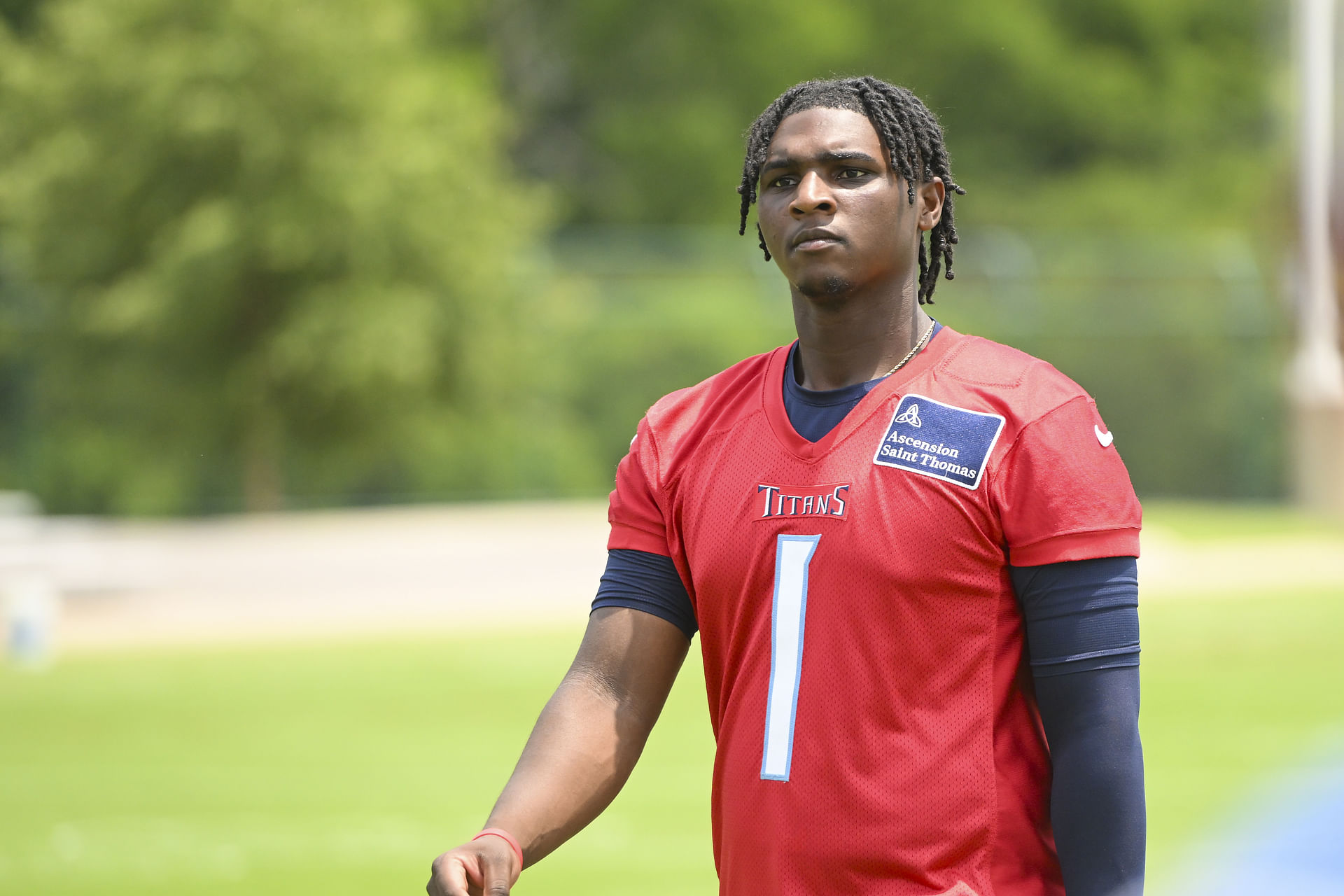 “6 eleições neste jogo”: os fãs da NFL reagem à transição de Cam Ward para eliciar ayomor durante o Minicamp Minicamp